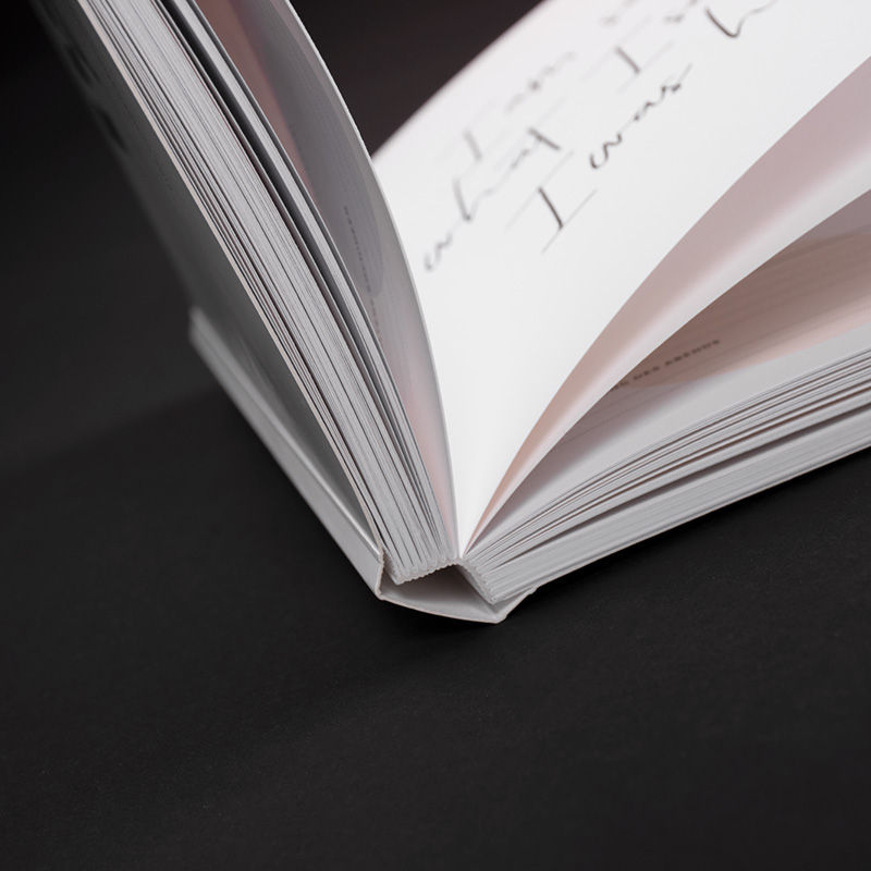 Buch mit dreidimensionaler Folienprägung