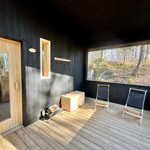 sauna sec sur un terrain boisé : coin repos