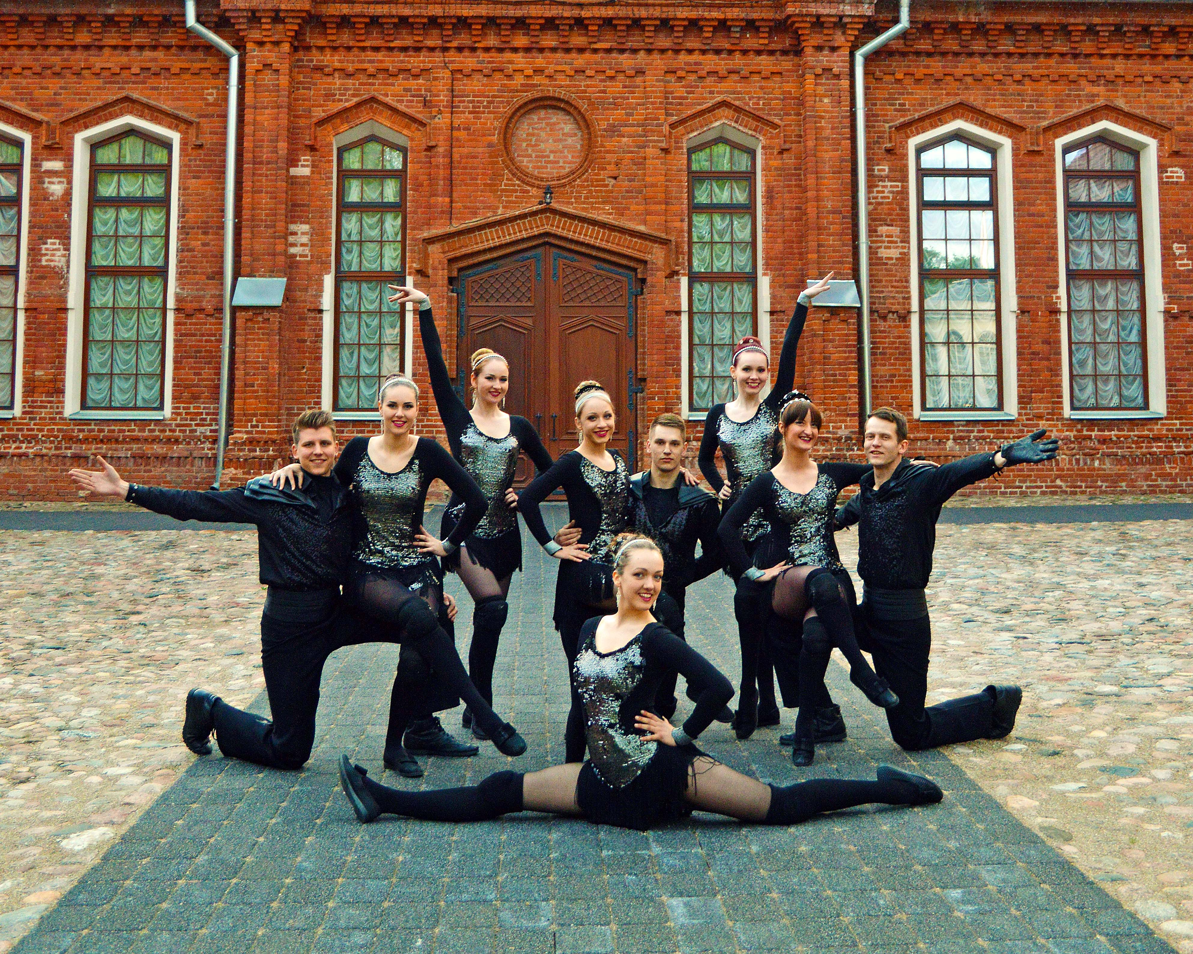 -- Ugnies Teatras --