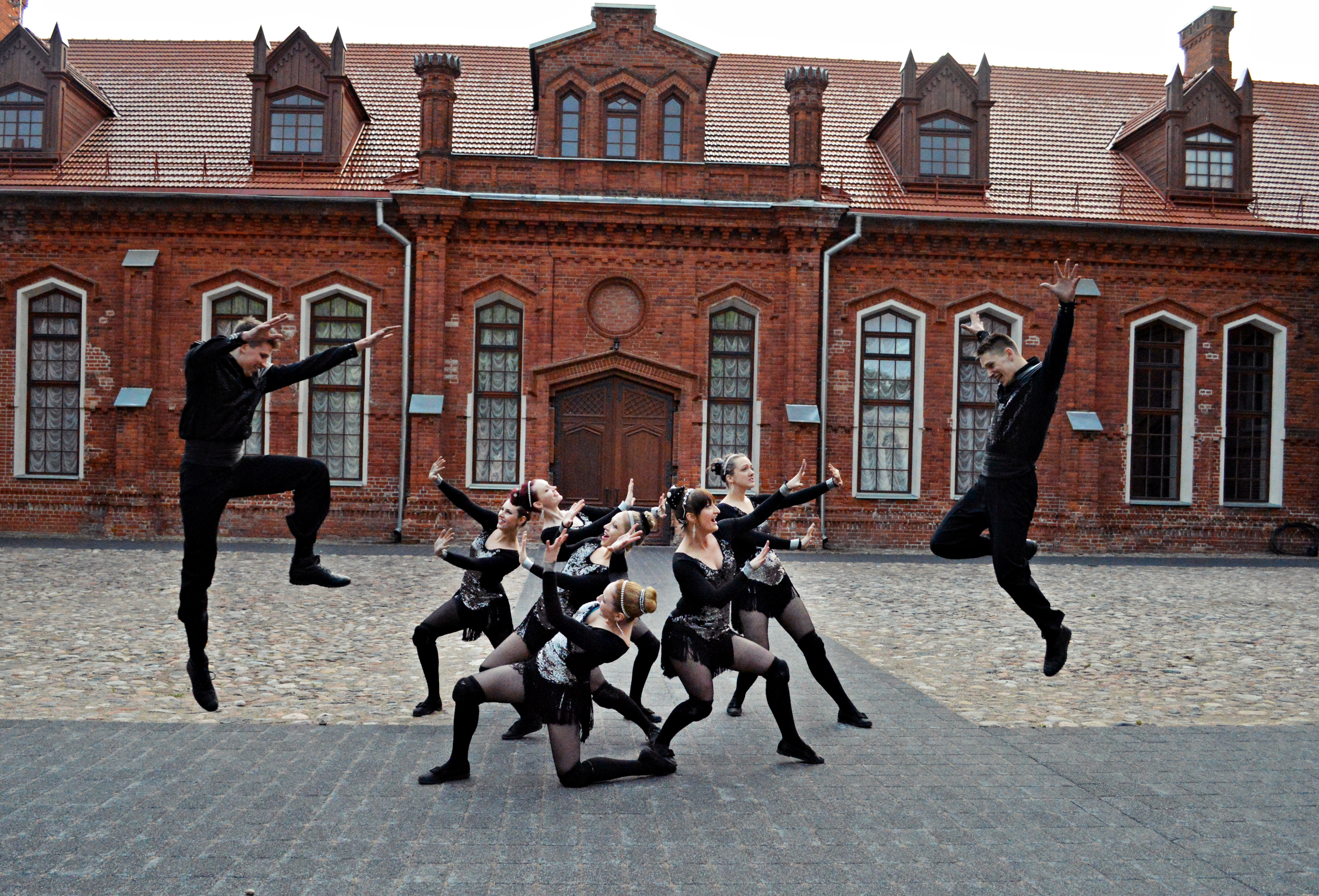 -- Ugnies Teatras --