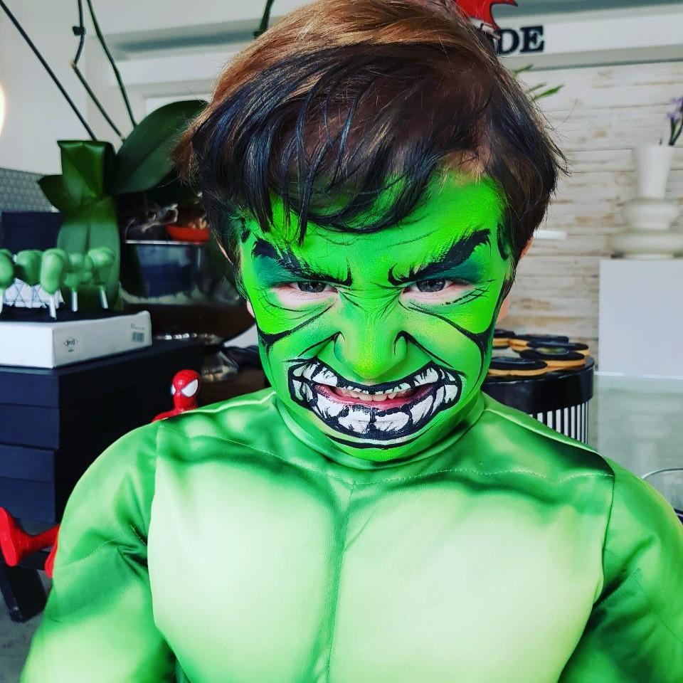 Face painting and baloon sculpting at parties so popular