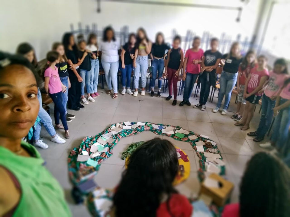As meninas escreveram seus pensamentos e colocaram no chão, em forma de círculo.