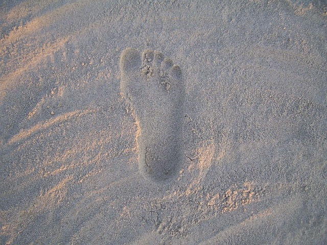 pegada na areia, um único pé bem delimitado