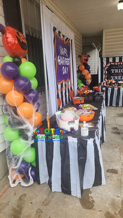 Halloween themed backdrop & balloons table setup