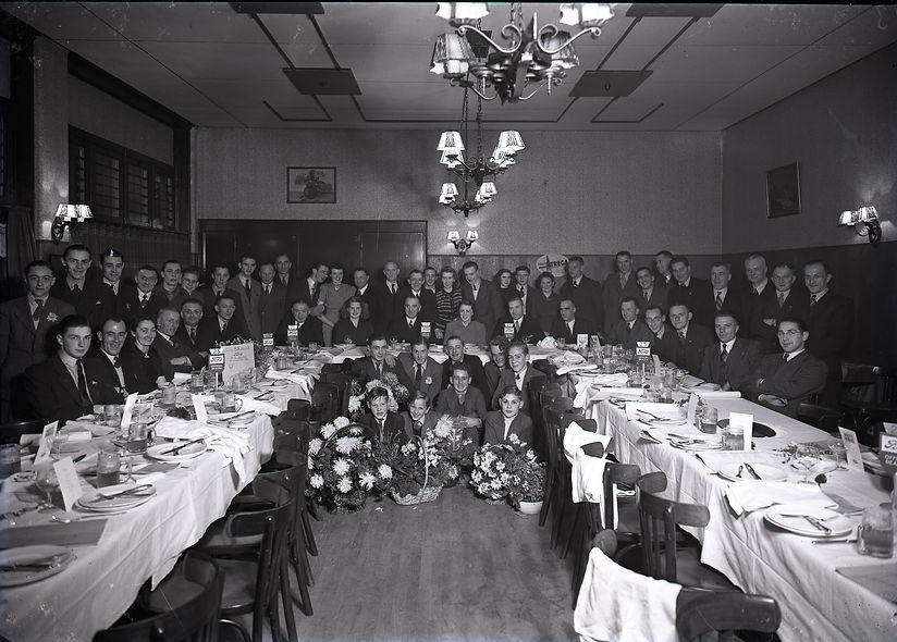 3.007 1946 - 25th anniversary of the Knegtel company. Group photo of staff and family S.j.