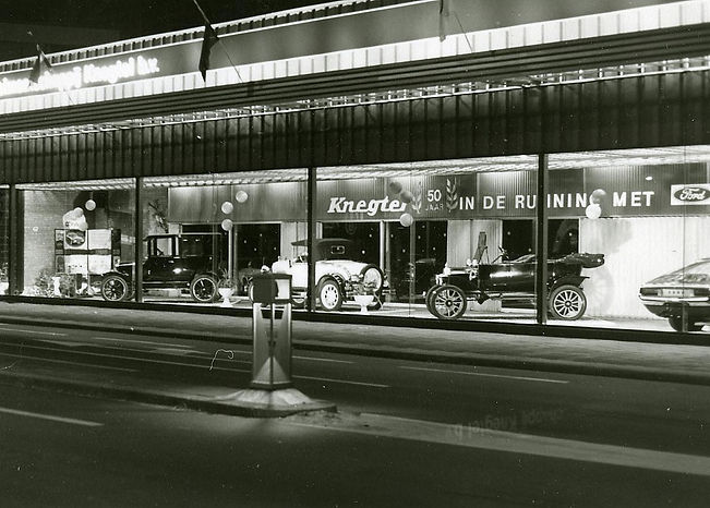 4.013 1972 Spoorlaan, showroom.jpg