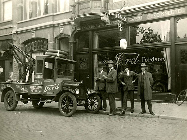 2.019 1930 Ford in front of garage Knegtel at Heuvel no. 44 with officials of the tax authorities