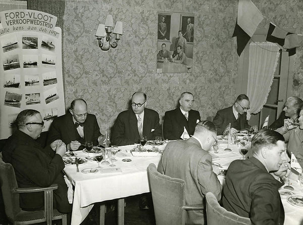 3.021 1950_Management_Knegtel_Forddealers-Meeting-Limberg_Sales competition_from left to right_Fisette_
