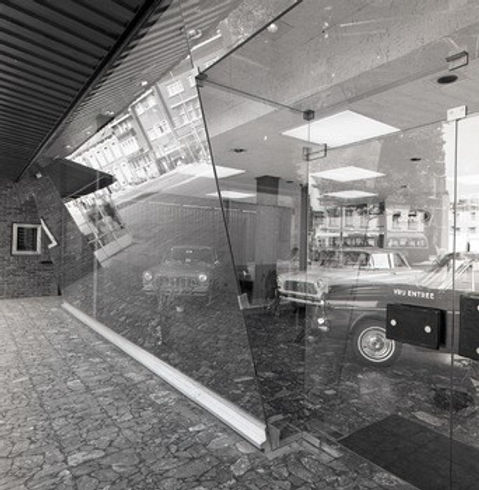 4.005 1965 Display Heuvel slanted window.jpg