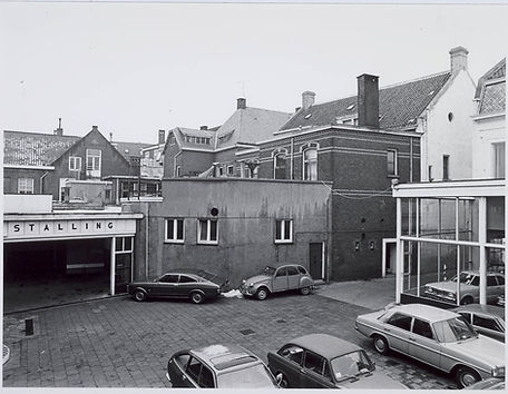 4.007a Hill_1965_Knegtel_Heuvel_Courtyard_ORG.jpg