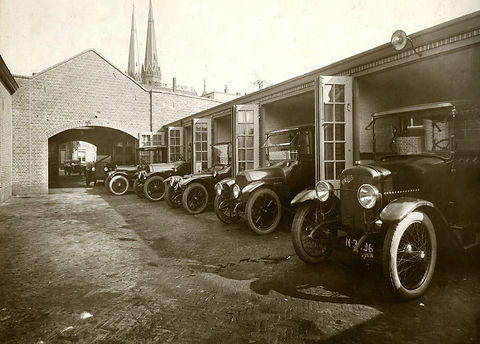 1925_Adler__Knegtel_Heuvel-44_Courtyard_Garage boxes_#N3836_ORG20x15.jpg