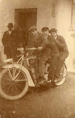 1920_Photo motorcycle excelsior model 1916-17 Heuvel-Lepelaars T Knegtel vd Broek.jpg