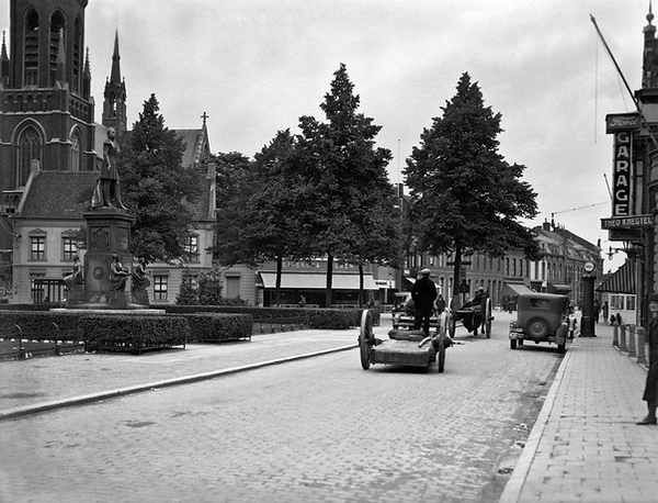 3.000 1931 Garage Knechtel met een benzinepomp van Shell er voor (Michel van Loon).png