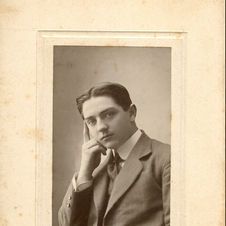 1921 Theo bij start dealership.jpg