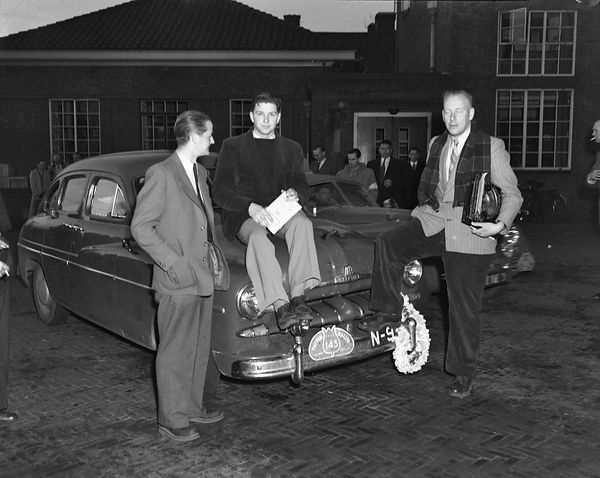 3.022 1951_Photo Ford Vedette Tulpenrally J Knegtel Mutsearts.jpg