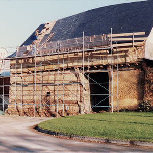 La toiture du logis porche en pans de bois, une fois la restauration terminée en 1987
