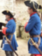 Figurants en costume dans le cour du château près de la citerne ©collection privée - château de la Roche Goyon durant le tournage en 2010