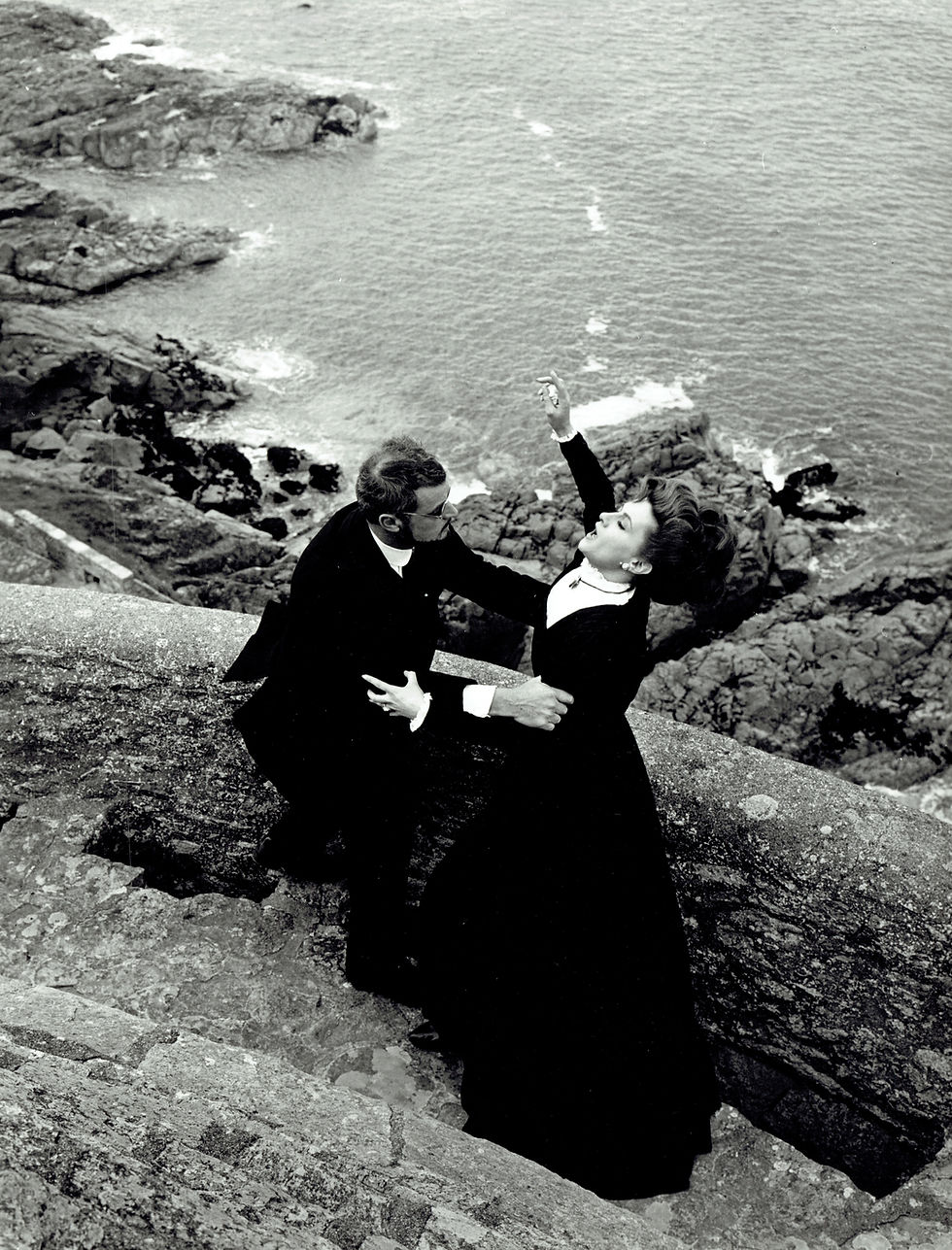 Raymond Loyer avec Nicole Maurey sur le chemin de ronde durant le tournage de Rouletabille (1966) © collection château de la Roche Goyon
