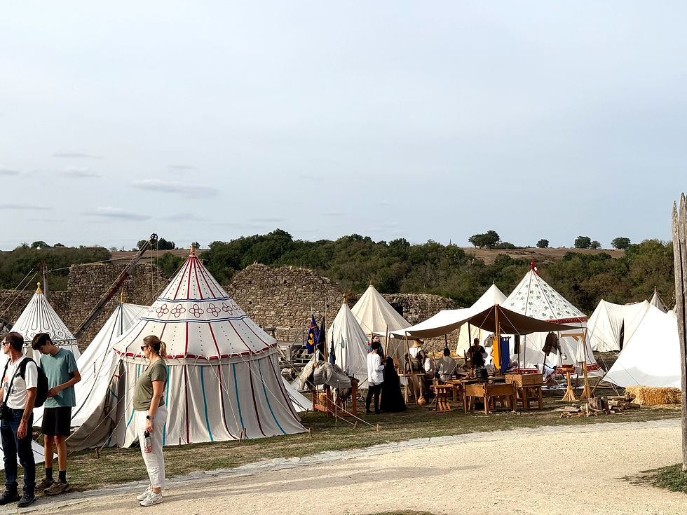 campement des "anglais" à l'intérieur du château de Tiffauges avec des tentes de tissus