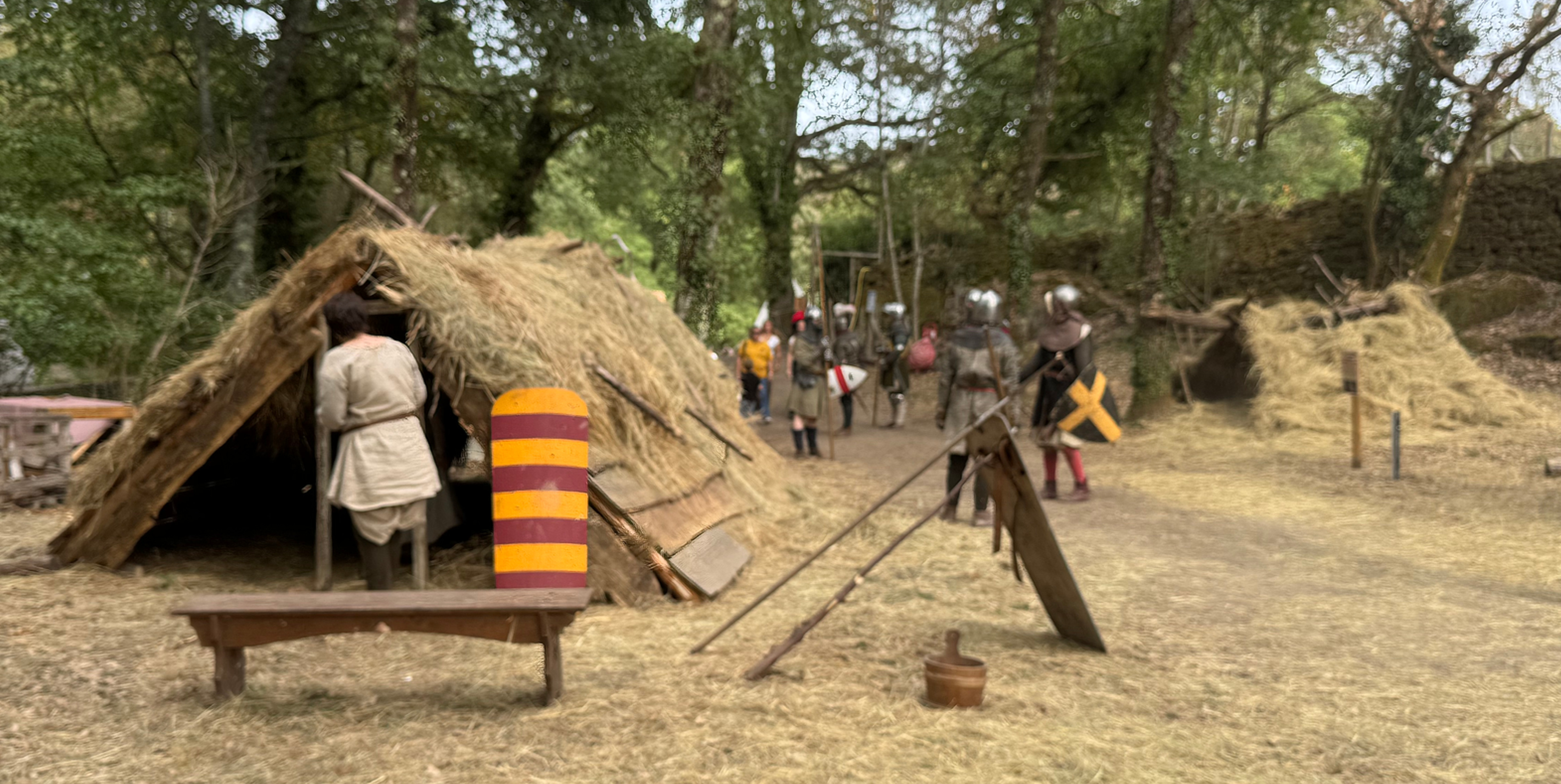 le campement des tentes de bois et de foin, paille de la compagnie Totius Britanniae