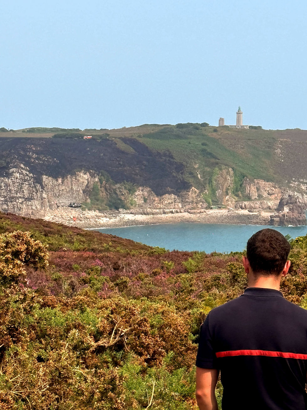 Les landes du Cap fréhel ce 14 Juillet 2026, l'hélicoptère allant prendre de l'eau de mer.