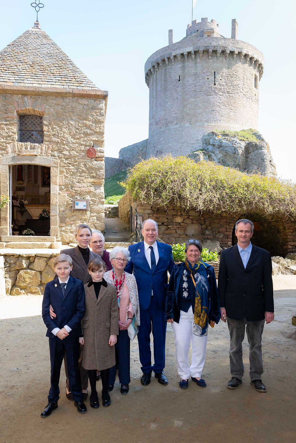 La famille princière aux côtés de la famille Joüon Des Longrais, les propriétaires du château de la Roche Goyon (Photo : Olivier Huitel/POOL/ABACAPRESS.COM)