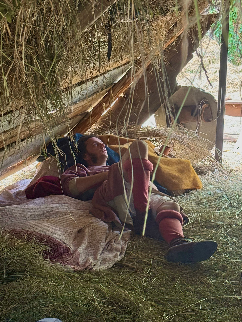 Kentigwern Jaouen sur mon lit à l'intérieur du campement de Totius Britanniae