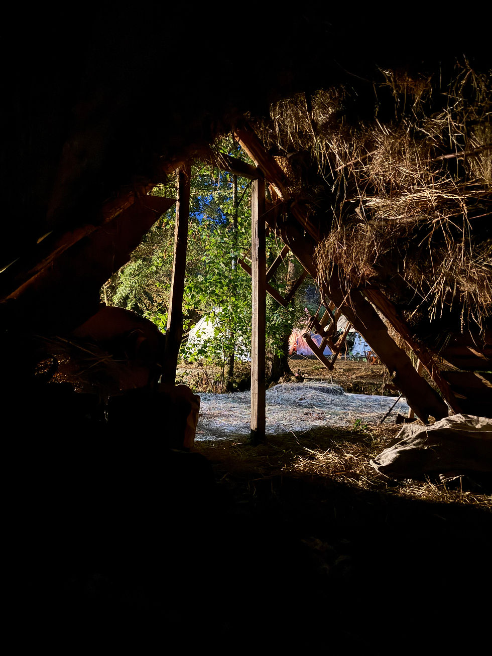 Depuis le lit du soldat dans la tente de planche de bois sur le campement de Totius Brittaniae à la nuit tombée