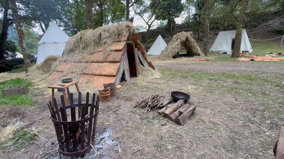 Le campement avec les tentes entièrement de planches de bois durant les médiévales de Tiffauges 2025