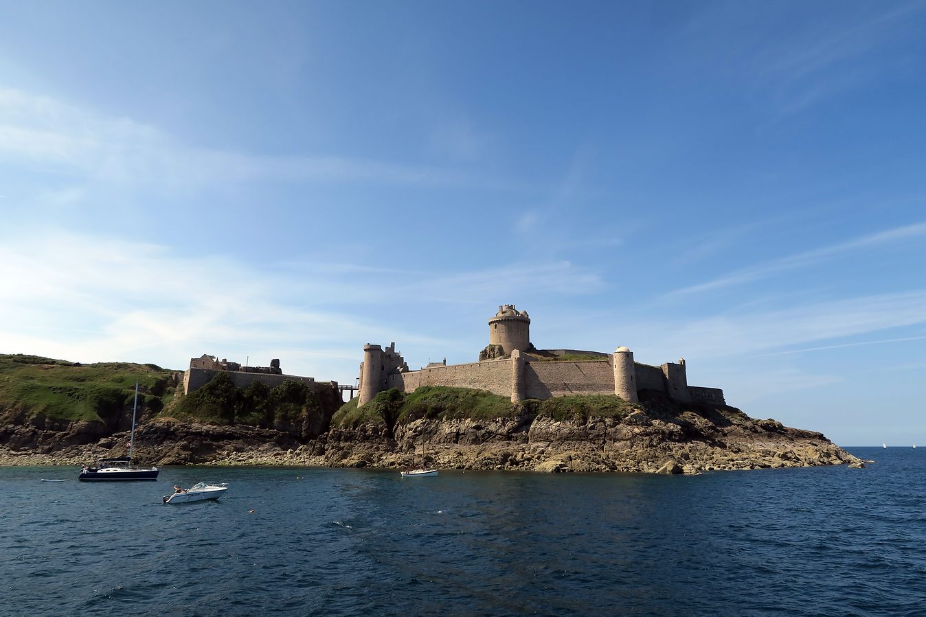 fort la latte vue depuis la mer plage .png
