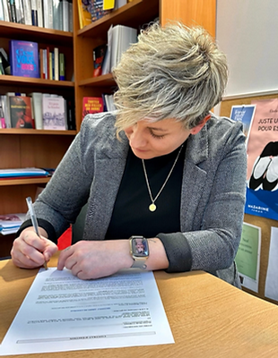 elodie garnier signe son contrat d'édition fayard