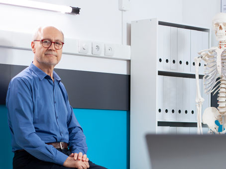 ein älterer Patient beim medizinischen Check up, der eine radiologische Zweitmeinung wünscht