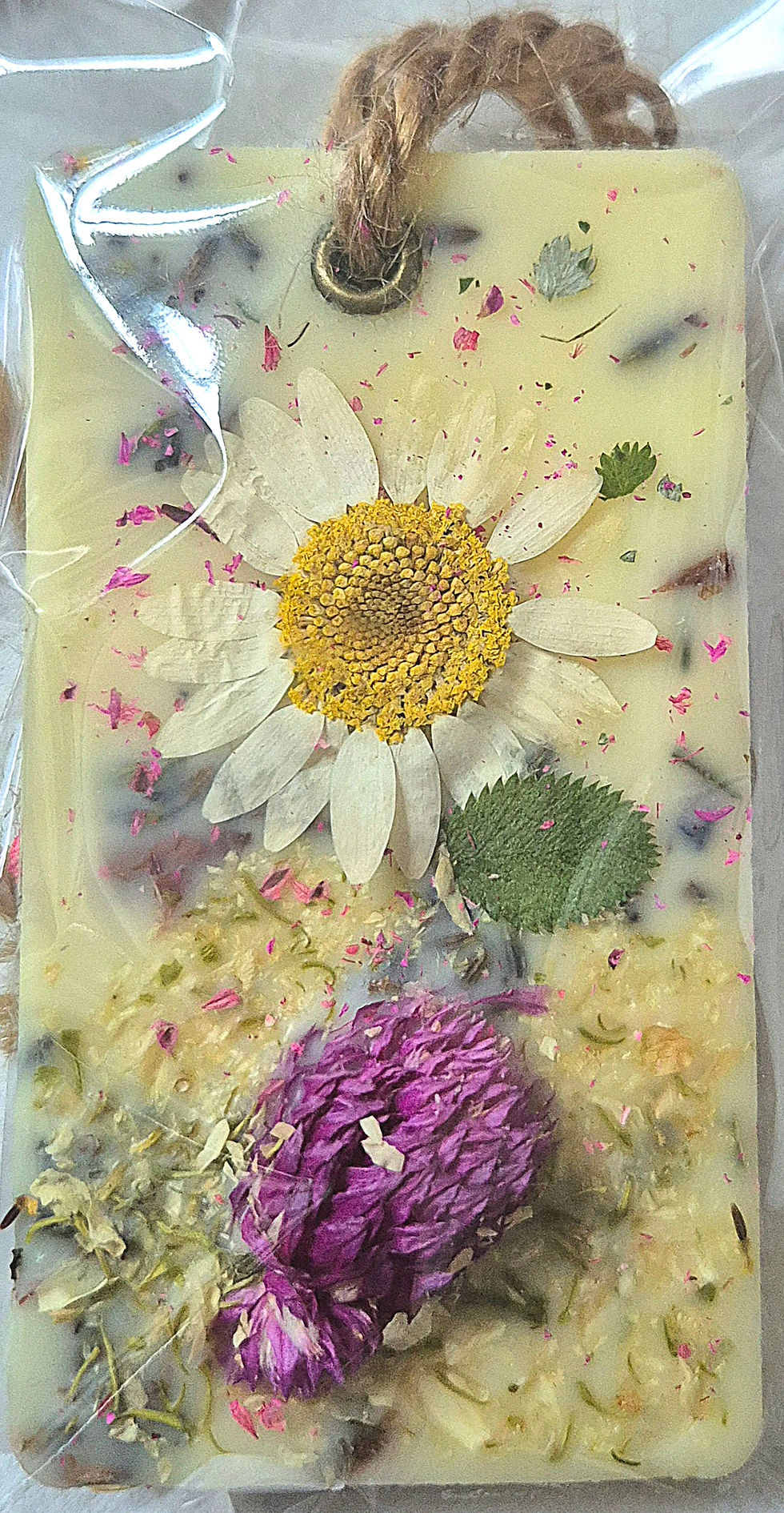 Miniaturbild: Close-up of Mela Homemade Cosmetics 2-in-1 soy wax melts melting in a ceramic burner, releasing natural home fragrance. UK ha