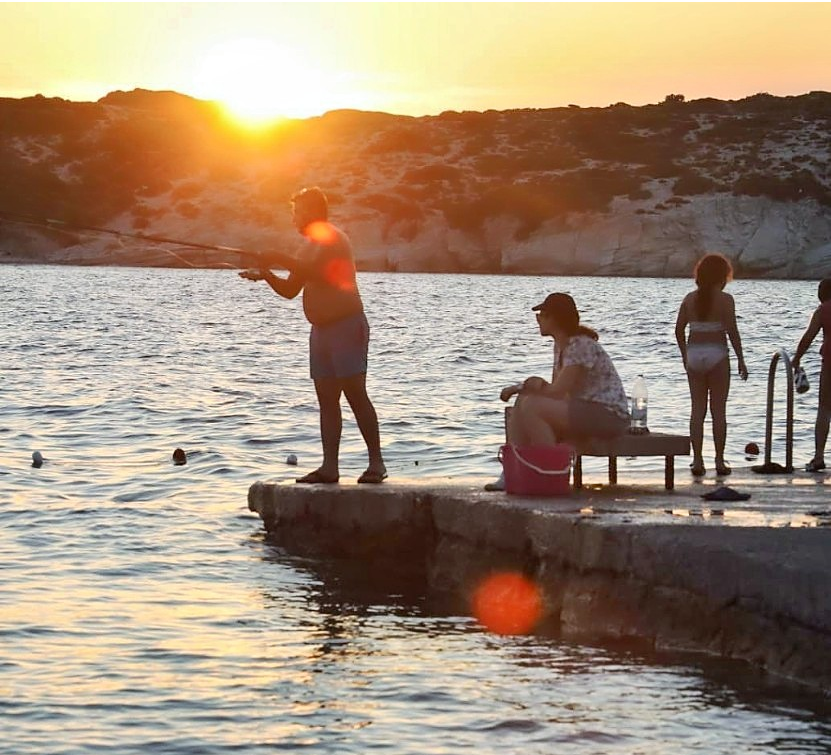 Sazlıca plajlarında gün batımı, balık tutanlar ve dinlenenler