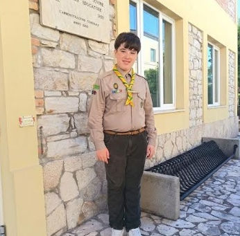 Esame di terza media in uniforme scout: Emanuele conquista la commissione con una tesi sullo scoutismo