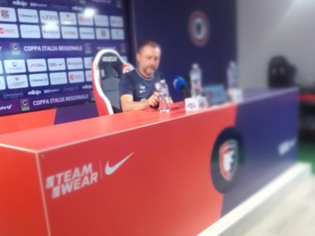L' allenatore rossoblu Devis Mangia in conferenza stampa 