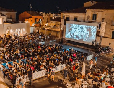 Alta Marea Festival: Enzo Botteri dipinge la 6ª edizione, dal 23 al 25 luglio il cinema torna nel borgo antico di Termoli