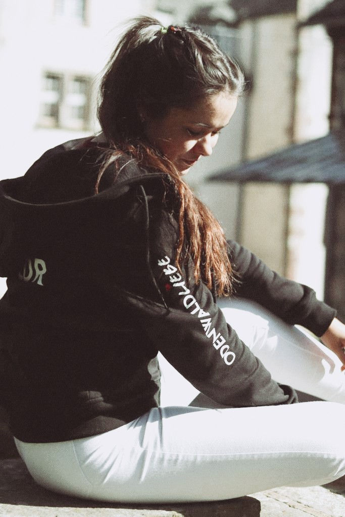 Frau mit ODWLDR Lumpe Kapuzenjacke