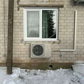 Fujitsu 12 KMCEN Nordic Airstage soojuspumba välisosa paigaldatud seinaraamile maja välisseinal akna alla Kilingi-Nõmmes