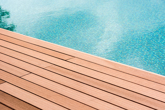 2 Decking de madera fente al marAdobeStock_92627412.jpeg