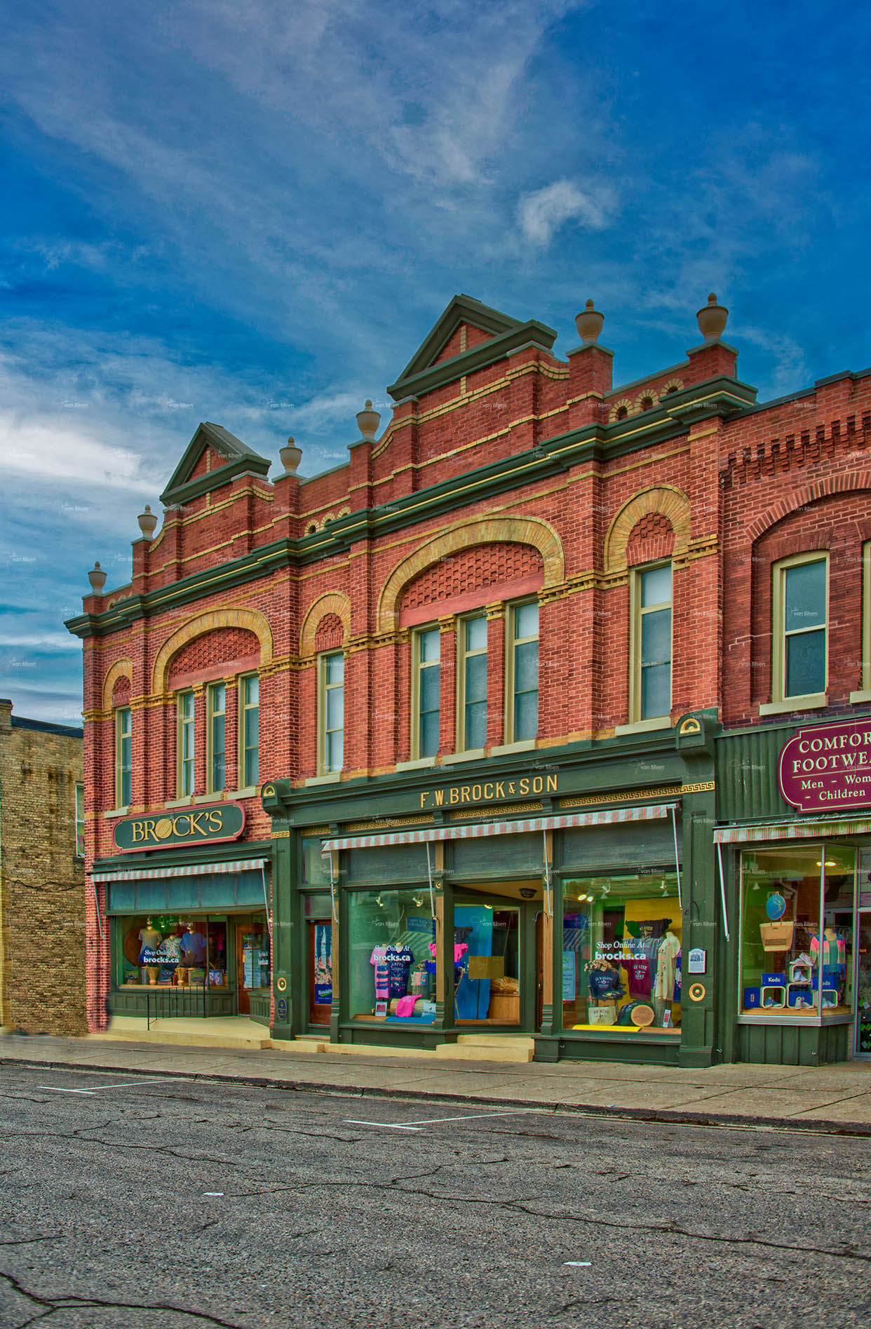 Queen East, South Side 0182 - ©Jonathan van Bilsen