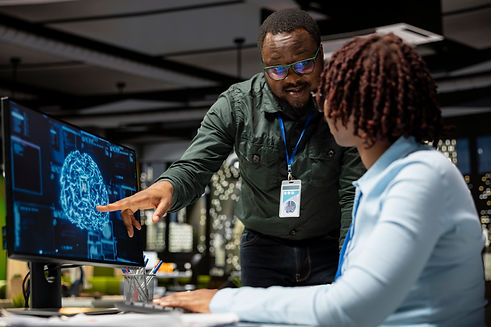 IT_Consultants_Workers_Use_AI_Big_Data_And_Predictive_Analytics_original_3894415.jpg