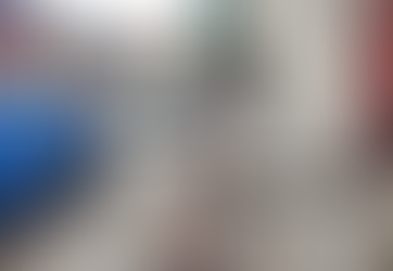 Empresas de televisión por cable realizan instalaciones en banquetas del centro