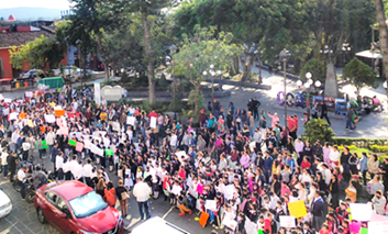 Se manifiestan alumnos, padres y docentes de la escuela Benito Juárez