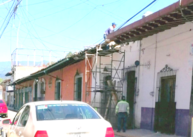 Techos deteriorados: peligro para transeúntes