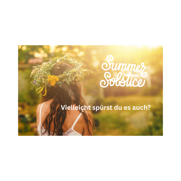 Eine Frau mit langen, gewellten Haaren und inem weißen Spitzentop steht mit dem Rücken zur Kamera in einem sonnendurchfluteten Garten. Sie trägt einen Blumenkranz aus Wildkräutern und gelben Blüten auf dem Kopf. Rechts im Bild steht in verspielter weißer Schrift „Summer Solstice“, darunter der Text „Vielleicht spürst du es auch?“ Die Szene wirkt friedlich und naturverbunden, mit warmem, goldenem Licht. Direkt für die Mittsonnenwende bereit. 