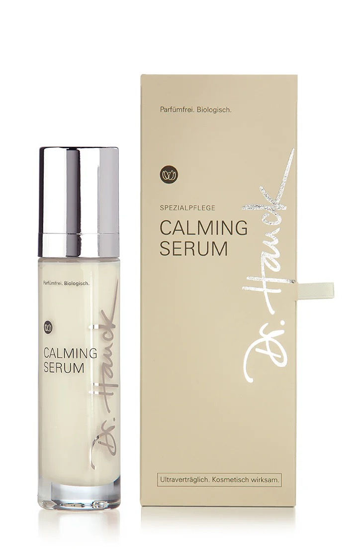 Calming Serum in eleganter Glasflasche mit silbernem Deckel, biologisch und parfümfrei, beruhigend für empfindliche Haut.