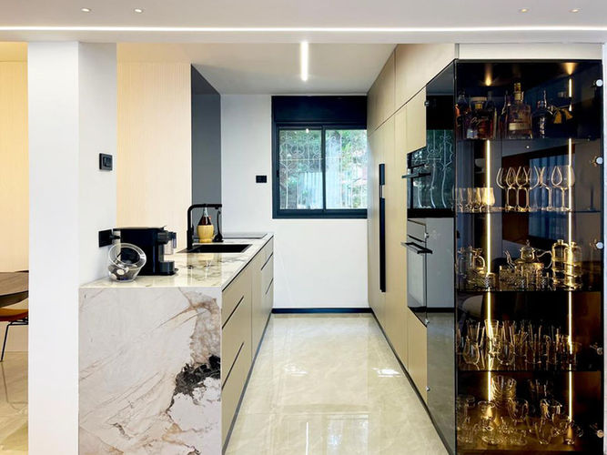 מטבח אקריל שמפניה בשילוב ידית במה עם ויטרינה אנטי-סאן דרמטית, צילום צדדי של המטבח