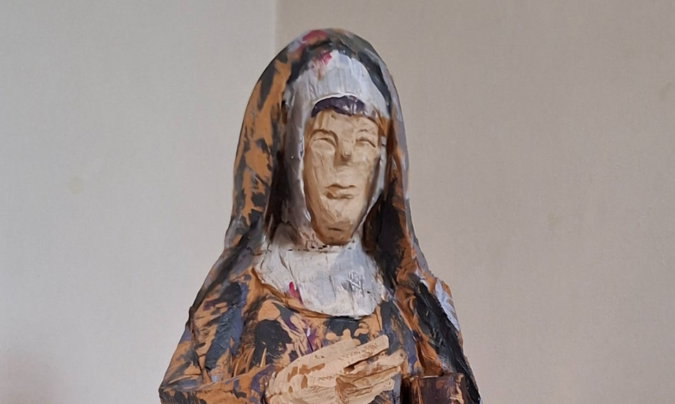 Holzskulptur der heiligen Wiborada von St. Gallen in der aktuellen Jubiläumsausstellung in der Kirche St. Mangen.