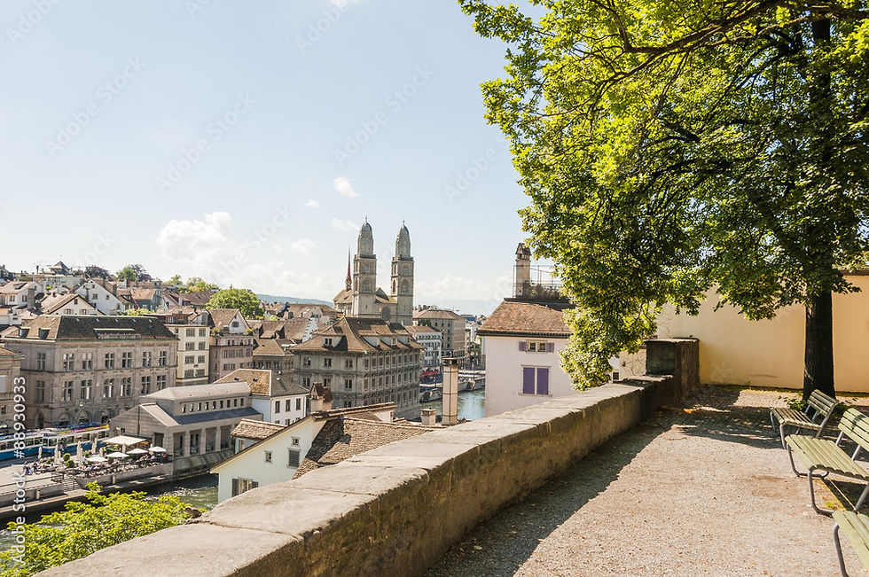 Blick vom Lindenhof auf das Grossmünster – historisches Wahrzeichen der Zürcher Reformation